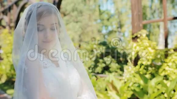 美丽的新娘向户外摄影师摆姿势视频的预览图