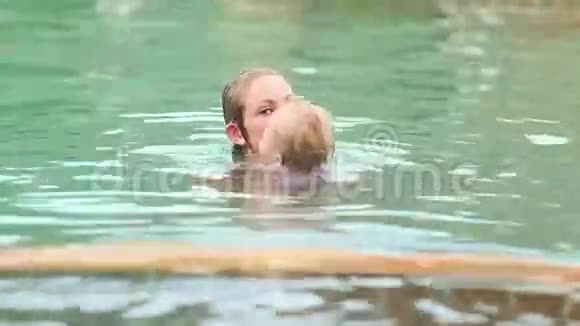 母女俩在游泳池里游泳视频的预览图