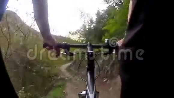在山上骑自行车视频的预览图