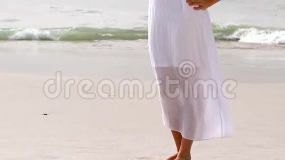 穿着白色裙子的女人站着视频的预览图
