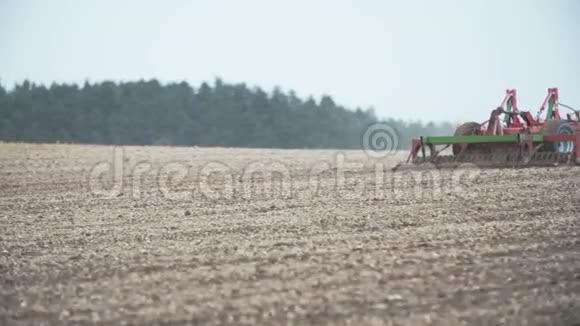 农业拖拉机在犁田时使用耙子视频的预览图