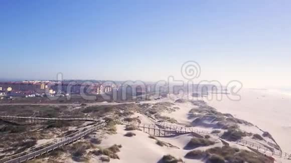 鸟瞰托雷拉海滩视频的预览图