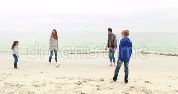 一家人一起踢足球视频的预览图