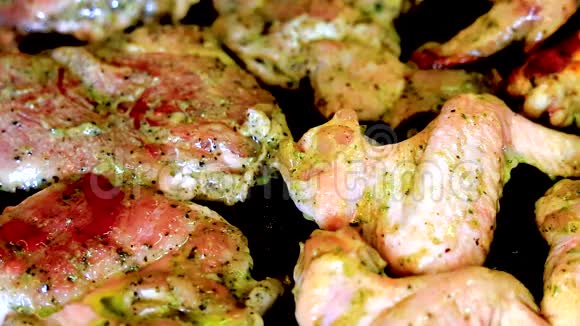 在烤架上烤鲜肉视频的预览图