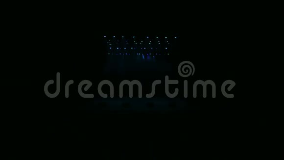 音乐会上五颜六色的舞台灯光视频的预览图
