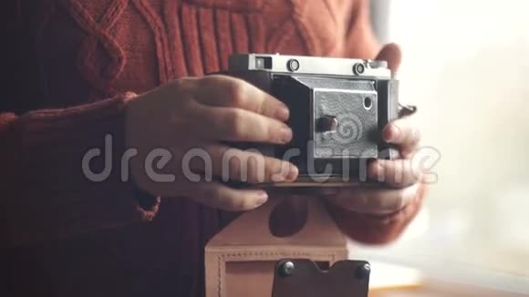 古董照片相机在手中视频的预览图