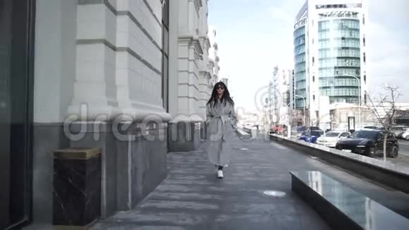 时髦的女性走在城市街道上视频的预览图