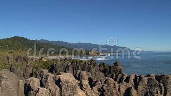 新西兰南部岛屿西海岸的煎饼岩视频的预览图