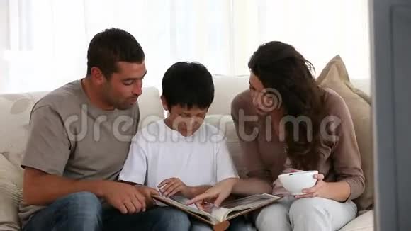 家人在沙发上看书视频的预览图