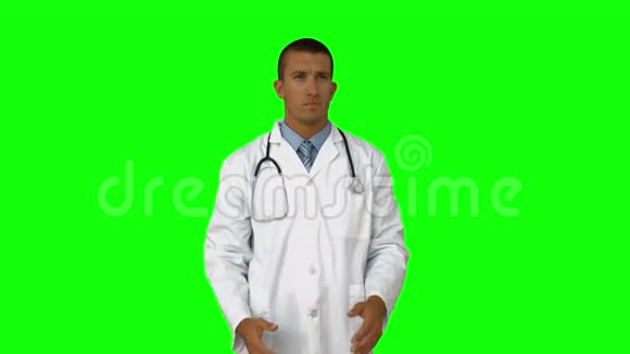 医生用双手呈现视频的预览图