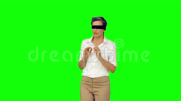 戴着眼罩的女商人视频的预览图