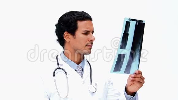 医生在看X光片视频的预览图