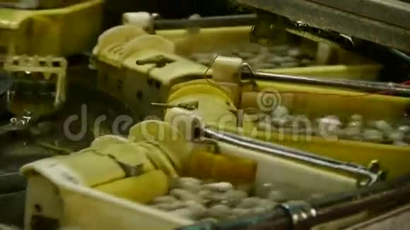 蚕茧在丝绸厂工人在车间视频的预览图