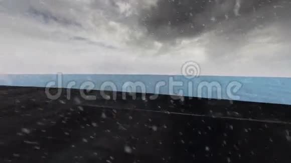 用雪覆盖水泥岛上的摩天大楼视频的预览图