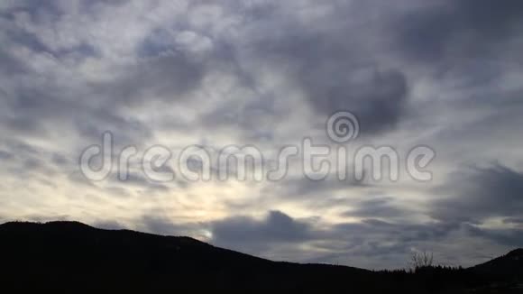 在法国奥德的一座山上移动的暴风云视频的预览图