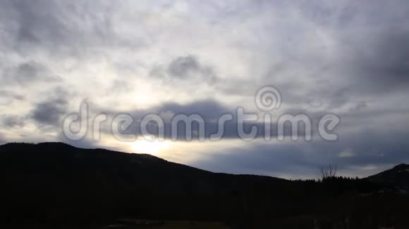 在法国奥德的一座山上移动的暴风云视频的预览图