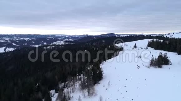 飞越乌克兰冬山鸟瞰视频的预览图