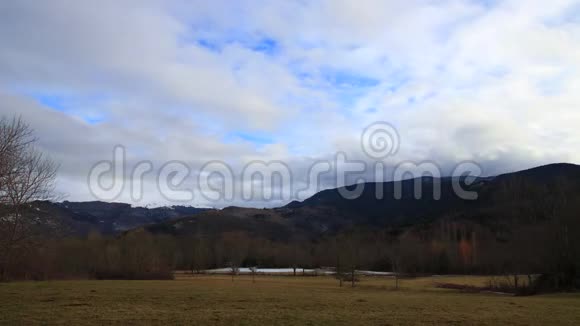 法国比利牛斯山的云动景观视频的预览图