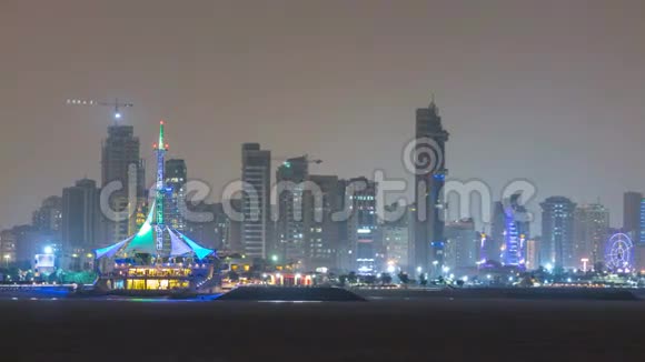科威特城市中心摩天大楼夜间时间的天际线在黄昏时被照亮中东科威特市视频的预览图