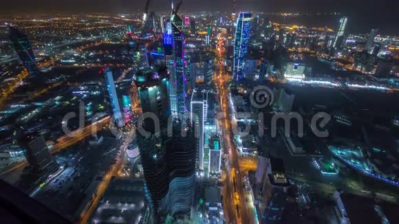 科威特城市中心摩天大楼夜间时间的天际线在黄昏时被照亮中东科威特市视频的预览图