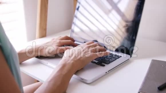 靠近一个使用笔记本电脑的女人视频的预览图