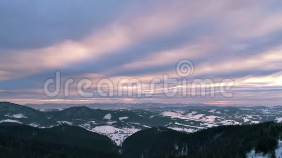 日落冬山的鸟瞰图视频的预览图