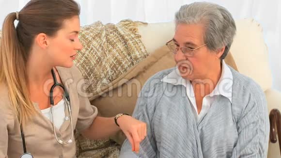 护士与她的老年病人交谈视频的预览图
