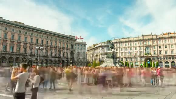 夏日米兰著名的多摩人多广场4k时光流逝意大利视频的预览图