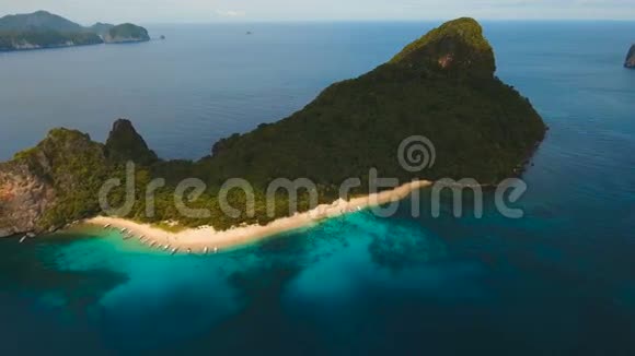 带船的热带海滩鸟瞰热带岛屿视频的预览图