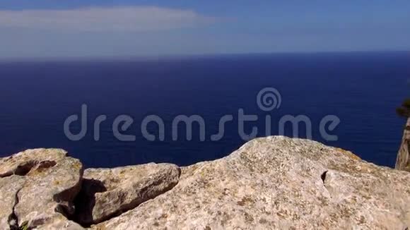蓝色的海水和悬崖视频的预览图