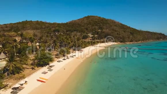 在热带岛屿上鸟瞰美丽的海滩科罗恩巴拉万菲律宾视频的预览图