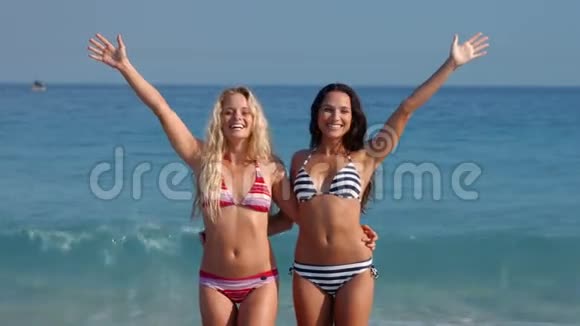 两个美女在镜头前欢呼视频的预览图