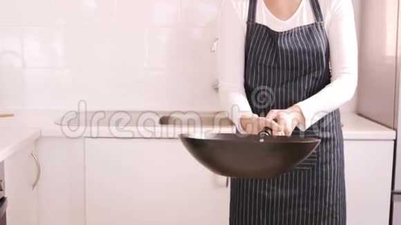 金发女人在准备饭菜视频的预览图