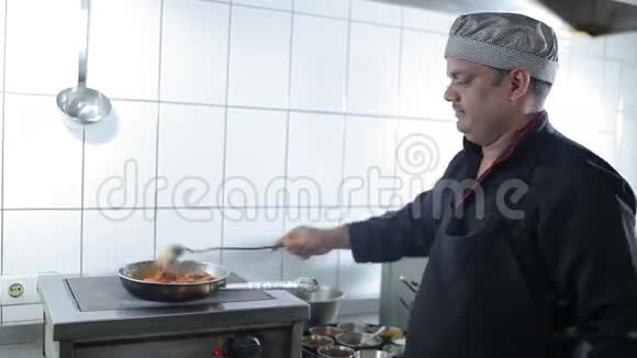 厨师在厨房餐厅准备肉视频的预览图