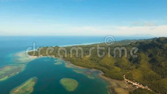 鸟瞰热带泻湖大海沙滩热带岛屿波霍尔菲律宾视频的预览图