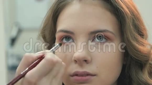 为漂亮女孩做专业化妆视频的预览图