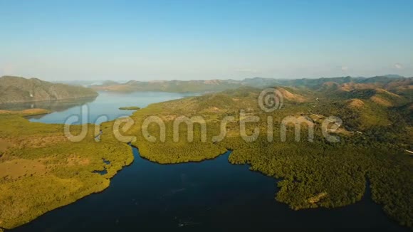 热带景观山脉森林海湾菲律宾巴拉望布桑加视频的预览图