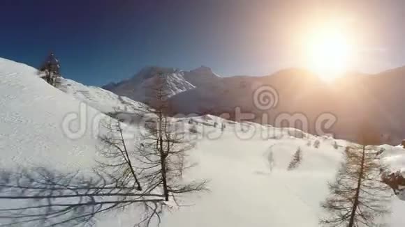 雪山雪山冬季景观鸟瞰视频的预览图