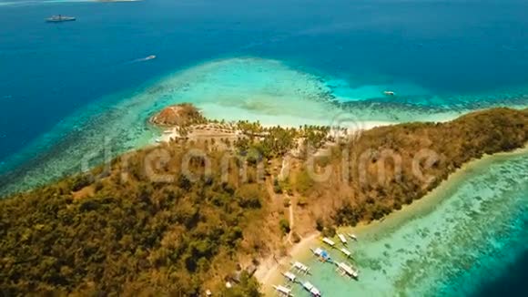 鸟瞰美丽的海滩在热带岛屿马尔卡普亚菲律宾视频的预览图