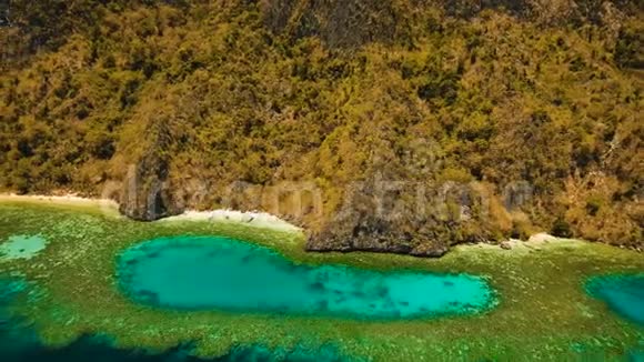 鸟瞰热带泻湖大海沙滩热带岛屿菲律宾巴拉望布桑加视频的预览图