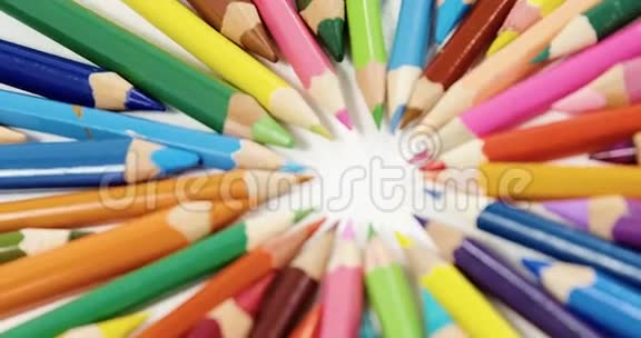 彩色铅笔的特写排成一个圆圈视频的预览图