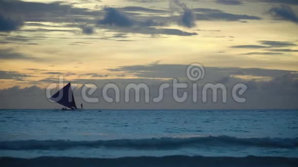 美丽的日落在海上菲律宾长滩岛视频的预览图