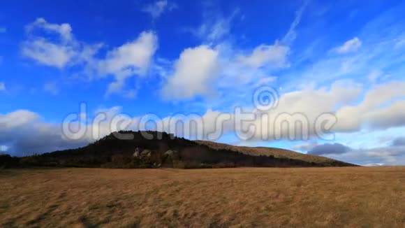 法国南部的奥德有移动的云的比利牛斯山视频的预览图