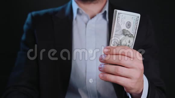 穿着黑色夹克和白色衬衫持现金的男人视频的预览图