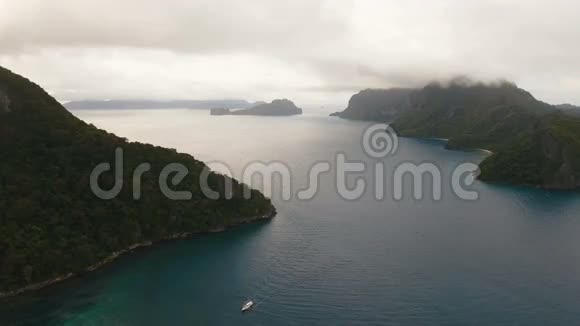 美丽的海湾有山岩鸟瞰热带岛屿视频的预览图