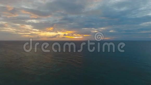 美丽的日落过海鸟瞰菲律宾长滩岛视频的预览图