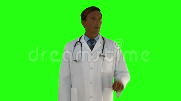 医生站着指着视频的预览图