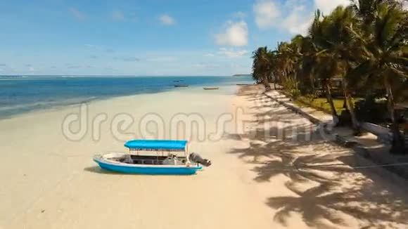 在热带岛屿上鸟瞰美丽的海滩菲律宾西亚高视频的预览图