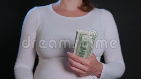 一个拿着现金的女人视频的预览图