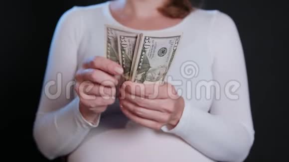 一个拿着现金的女人视频的预览图